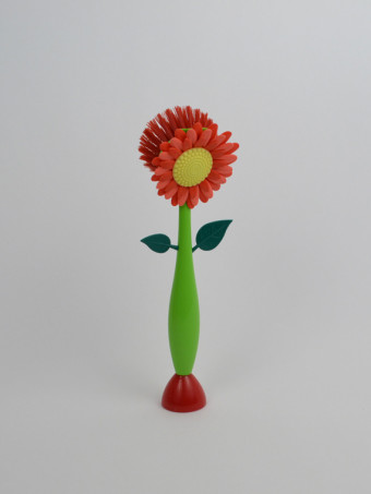 600601-red-dishbrush